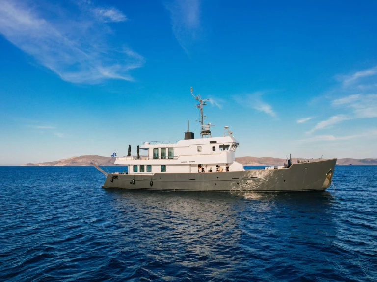Alquiler de Yate de lujo, con o sin patrón Custom Line Lávrio