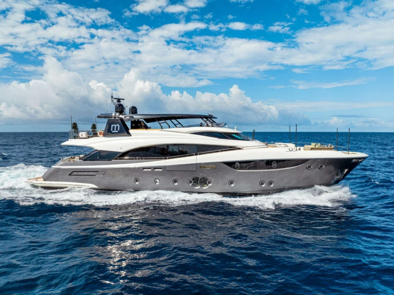MonteCarloYachts CIELO NERO de alquiler a Bahamas