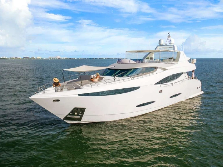 Alquiler de Custom 90' Custom Build en Bahamas