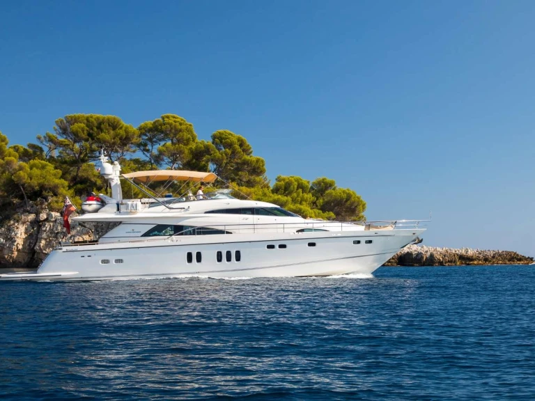 Alquiler de embarcaciones Fairline-Squadron D5 enAntibes en Samboat