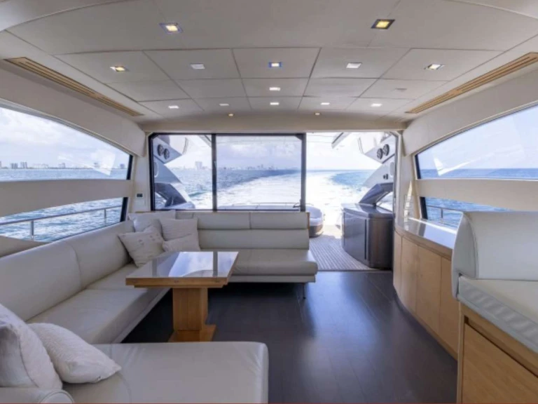 Alquiler de embarcaciones Pershing Wind enMiami en Samboat