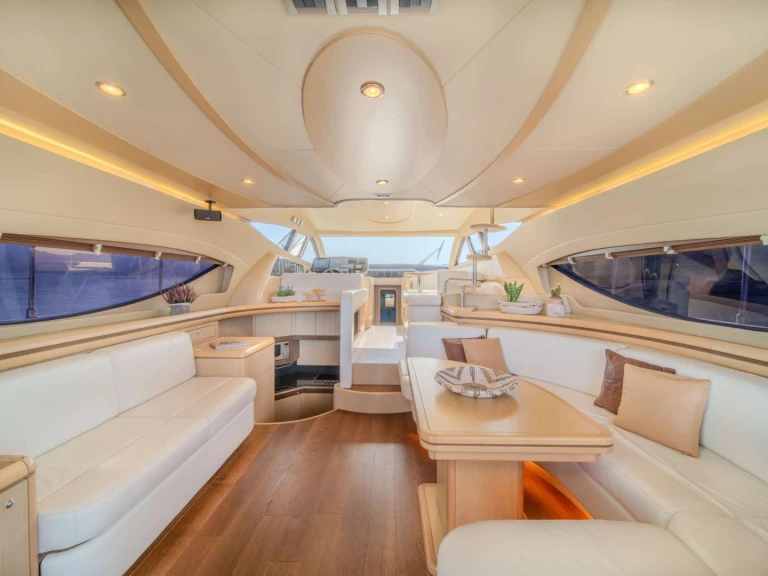 Ferretti CARTE BLANCHE de alquiler a Atenas