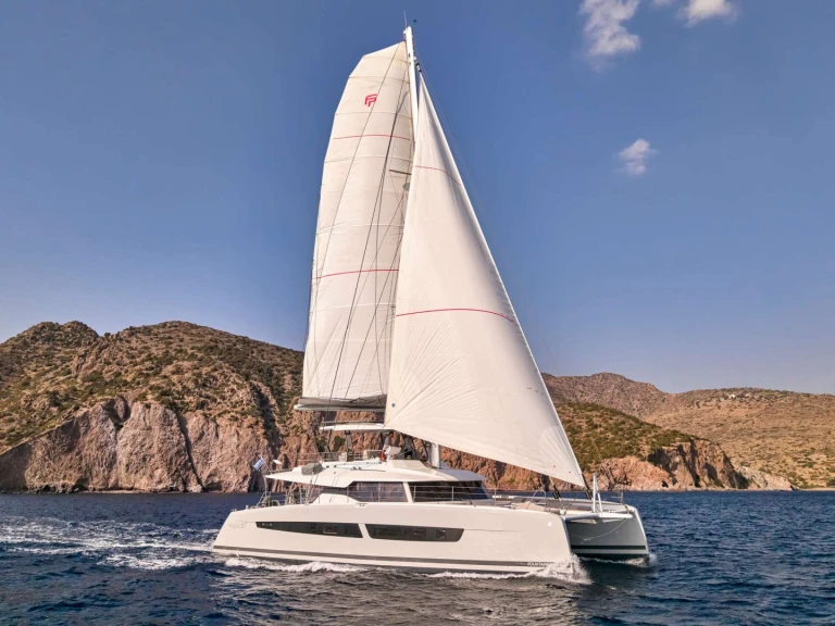 Alquiler de Yate de lujo, con o sin patrón Fountaine Pajot Néa Péramos