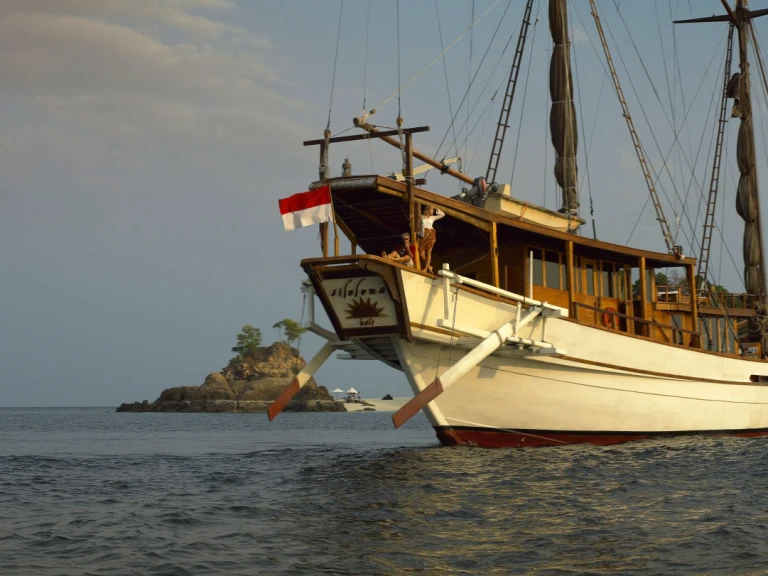Alquiler de barcos Labuanbajo barato de Silolona