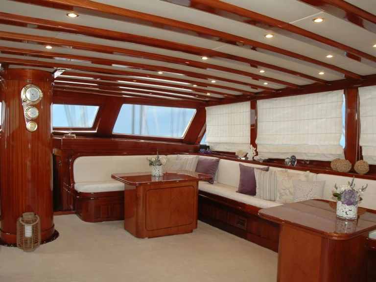 Custom MATINA de alquiler a Álimos