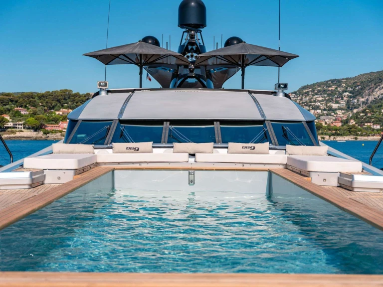 Alquiler de Palmer Johnson DB9 en San Remo