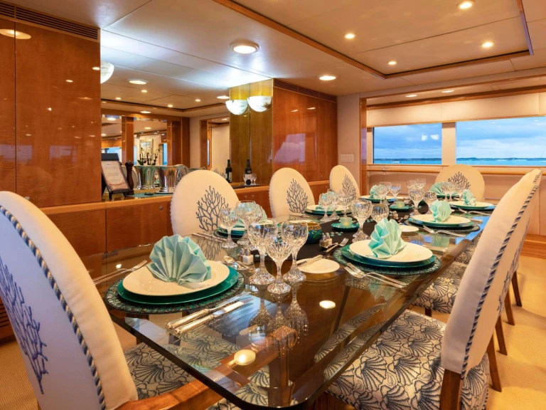 NQEA Yachts Jack Hargrave design RENA de alquiler a Newport