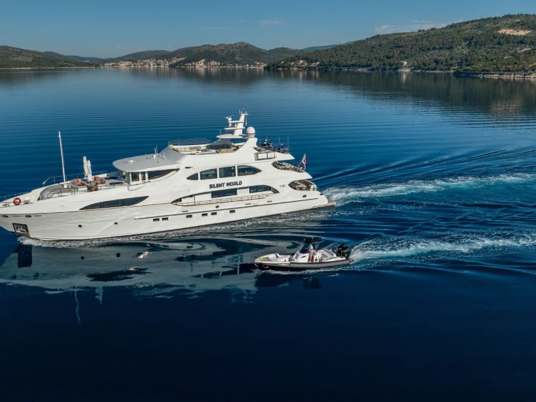 IAG SILENT WORLD de alquiler a Trogir