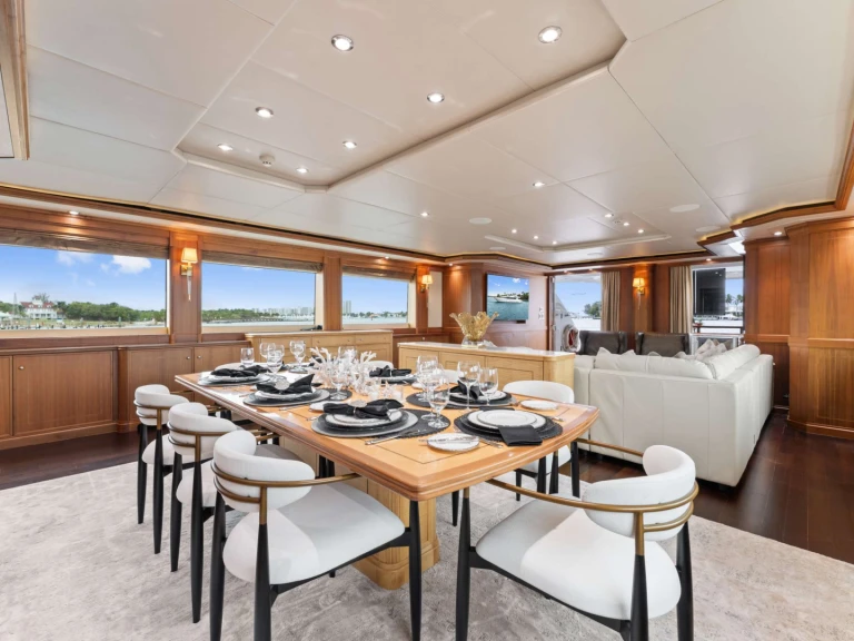 Alquiler de barcos Newport barato de INVICTUS