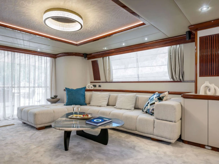 Alquiler de Falcon AZURE ONE en Atenas
