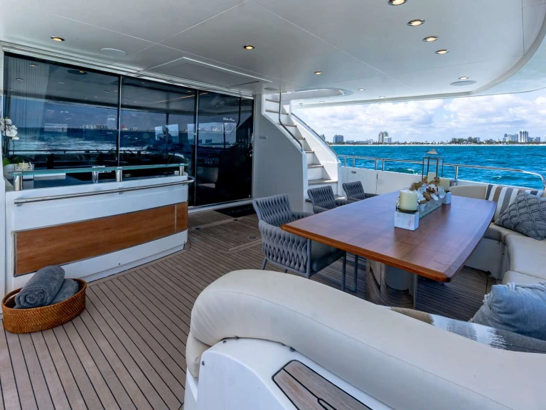 Alquiler de embarcaciones Princess, UK NO CURFEW enPort Jefferson en Samboat