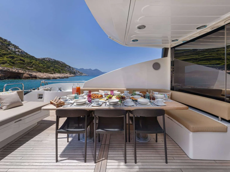 Alquiler de embarcaciones Sunseeker BLADE 6 enAtenas en Samboat