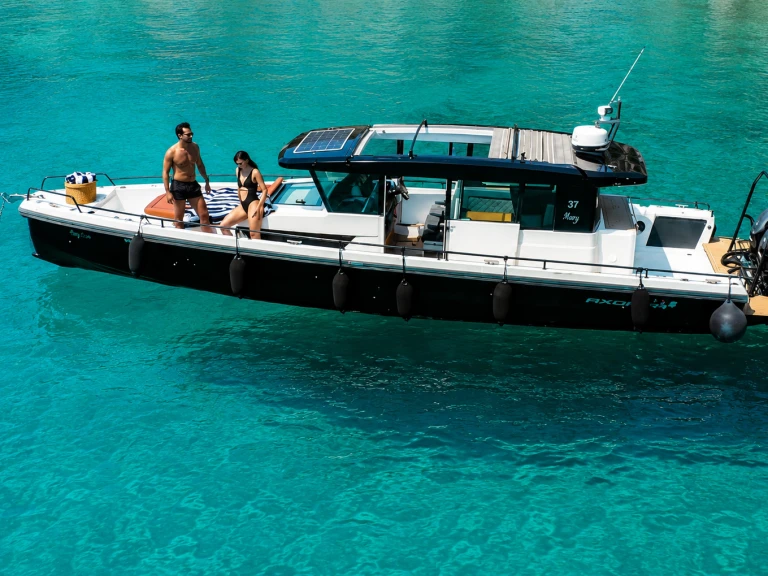 Alquiler de barcos Lávrio barato de Axopar 37 XC Cross Cabin