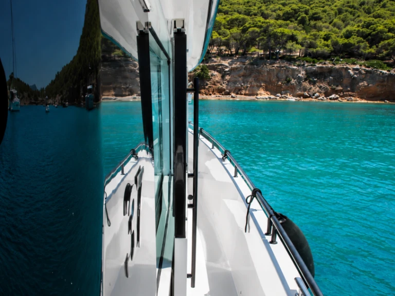 Alquiler de embarcaciones Axopar Axopar 37 XC Cross Cabin enLávrio en Samboat