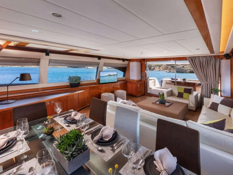Ferretti ANNOUKA de alquiler a Atenas