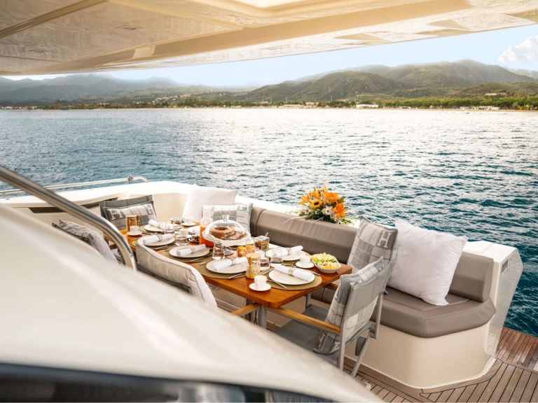 Ferretti Sea Sons de alquiler a Nápoles