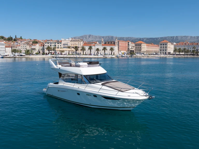 Alquiler de Jeanneau Prestige 400 Fly en Stobreč