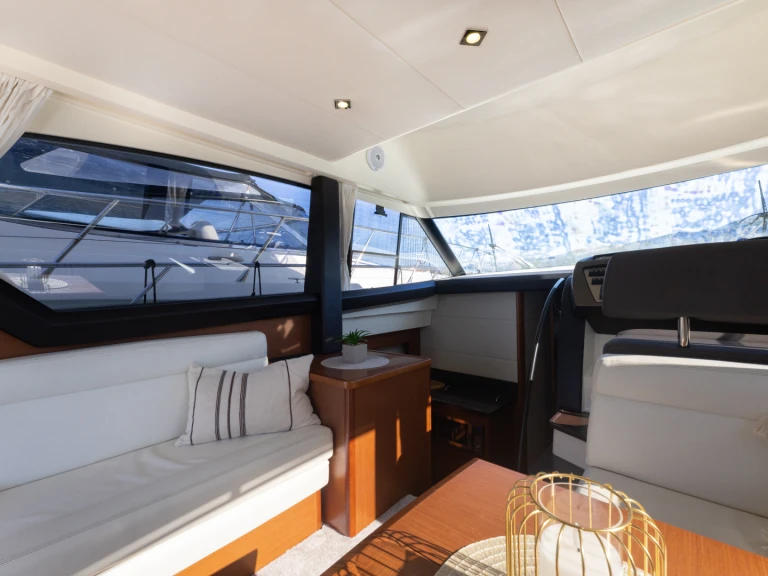 Alquiler de Jeanneau Prestige 400 Fly en Stobreč