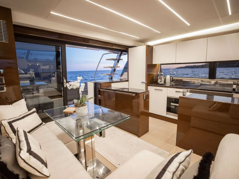 Alquiler de Prestige Yachts Romy One en Provenza-Alpes-Costa Azul