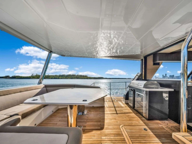 Alquiler de Yate de lujo, con o sin patrón Galeon Miami Beach