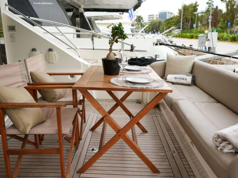 Sealine MAGIKA de alquiler a Álimos