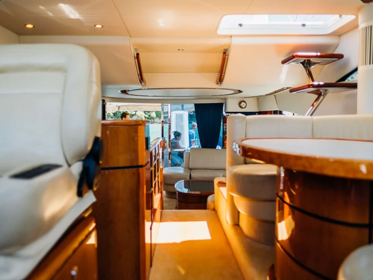 Alquiler de Yate de lujo, con o sin patrón Fairline-Squadron Picton