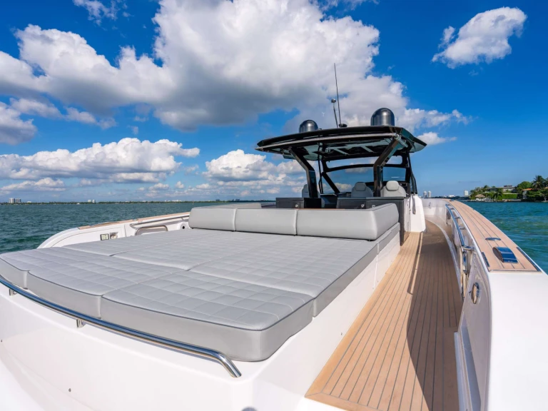 Pardo Yachts Sero de alquiler a Montauk