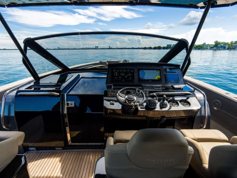Alquiler de Yate de lujo, con o sin patrón Pardo Yachts Montauk