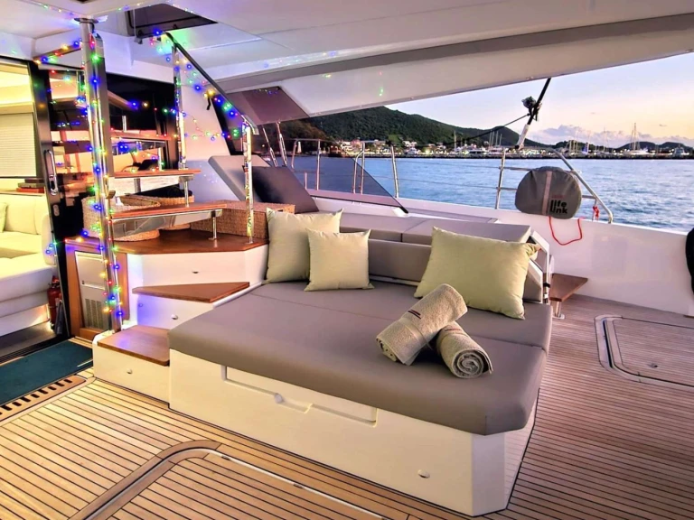 Alquiler de embarcaciones Fountaine Pajot LOOMA enCórcega en Samboat