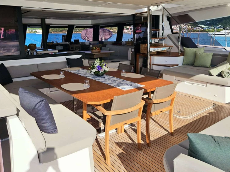 Alquiler de Catamarán, con o sin patrón Fountaine Pajot Córcega