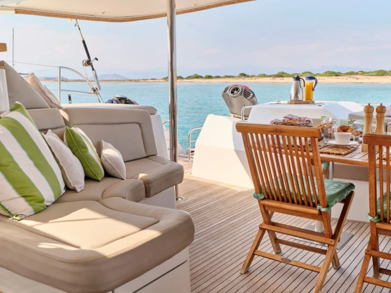 Alquiler de embarcaciones Fountaine Pajot WORLD'S END (MED) enNéa Péramos en Samboat