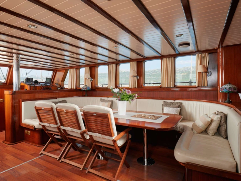 Alquiler de Custom QUEEN OF ADRIATIC en Kaštel Gomilica