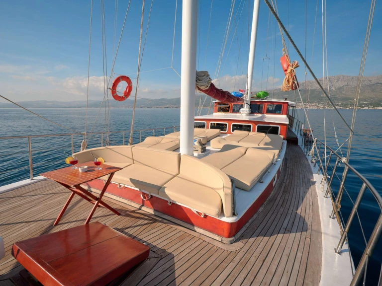 Custom SOLE de alquiler a Kaštel Gomilica