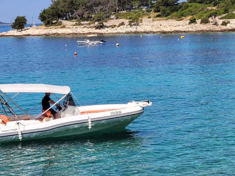 Alquiler de Neumática, con o sin patrón Marlin Boat Hvar