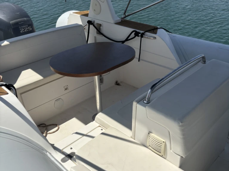 Alquiler de Capeli Tempest 770 en La Rochelle