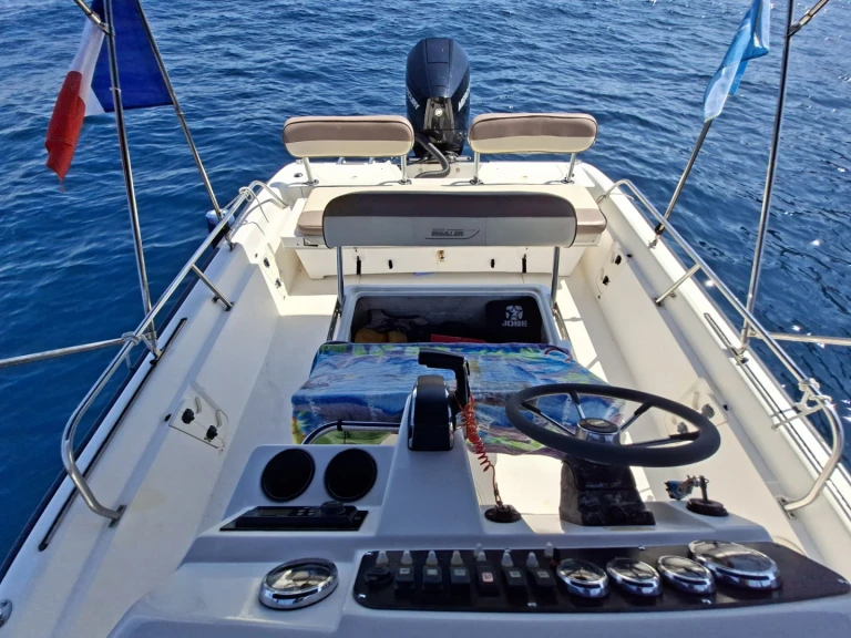 Alquiler Lancha Boston Whaler con o sin  título de navegación