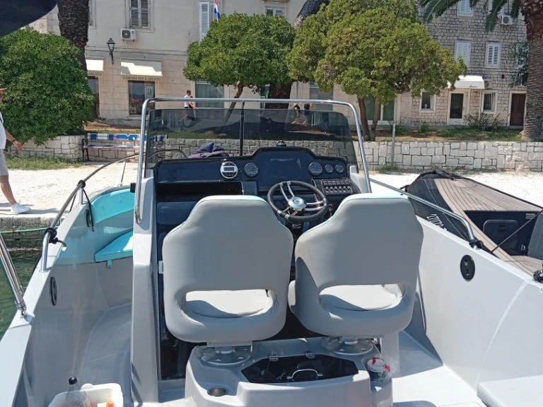 Alquiler de embarcaciones Jeanneau Cap Camarat 7.5 CC Style enSplit en Samboat