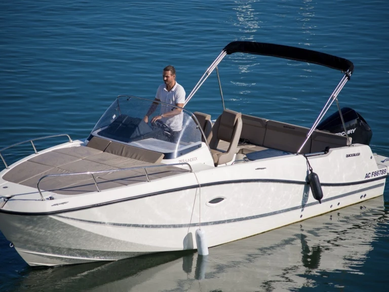 Quicksilver Activ 755 Sundeck de alquiler a Marsella