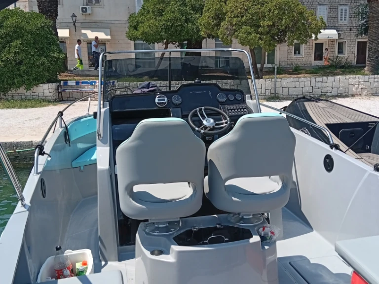 Alquiler Lancha en Split - Jeanneau Cap Camarat 7.5 CC Style