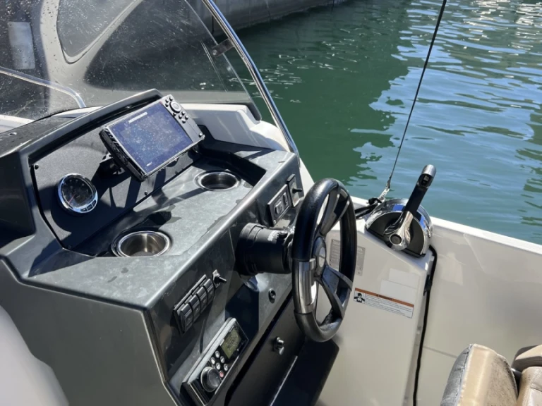 Quicksilver Activ 675 Sundeck de alquiler a Marsella