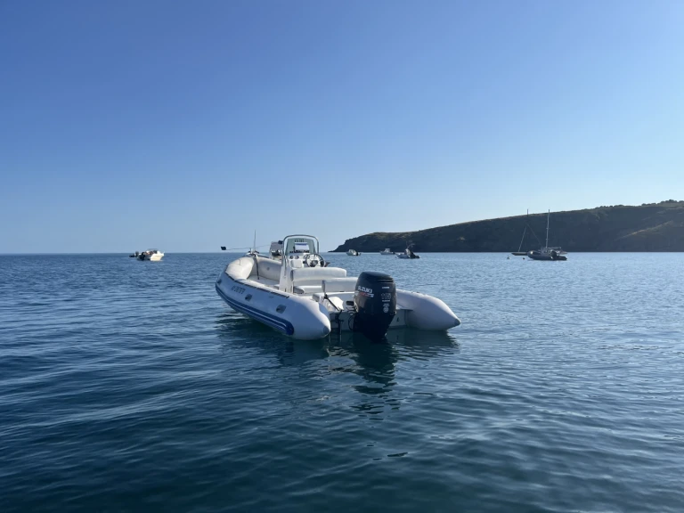 Alquiler de embarcaciones Bombard Explorer 640 SB enLocmaria en Samboat