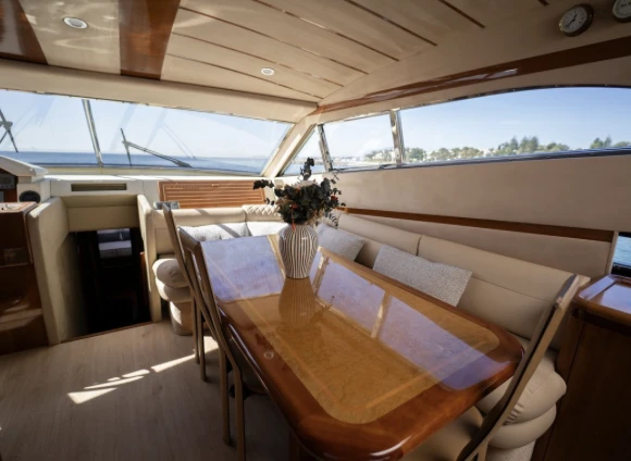 Alquiler de barcos Puerto Banús barato de Ferretti 680
