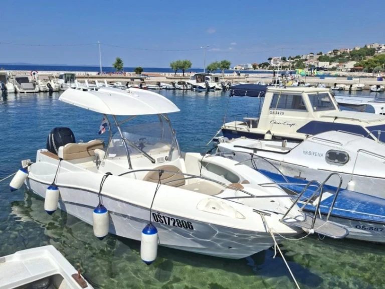 Alquiler de Quicksilver Quicksilver 720 Commander en Poljica