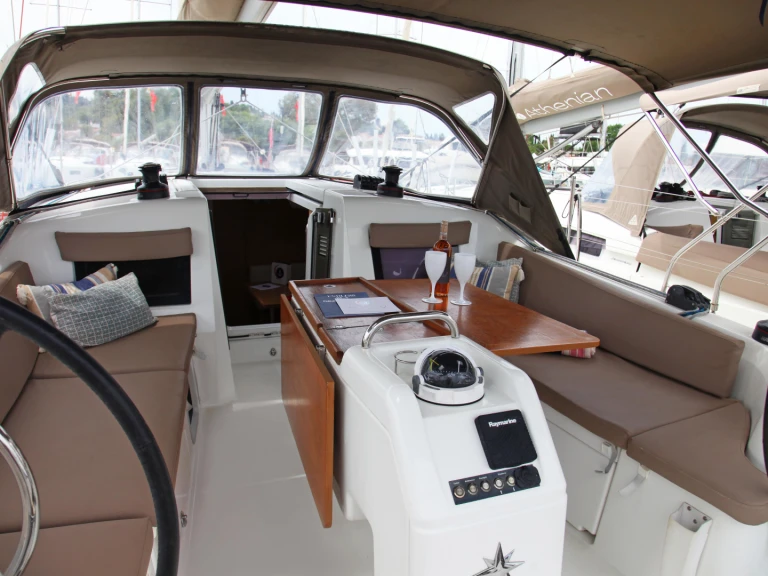 Alquiler de Velero, con o sin patrón Jeanneau Piso Livadi