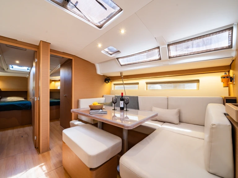 Alquiler de embarcaciones Jeanneau Sun Odyssey 490 enLávrio en Samboat