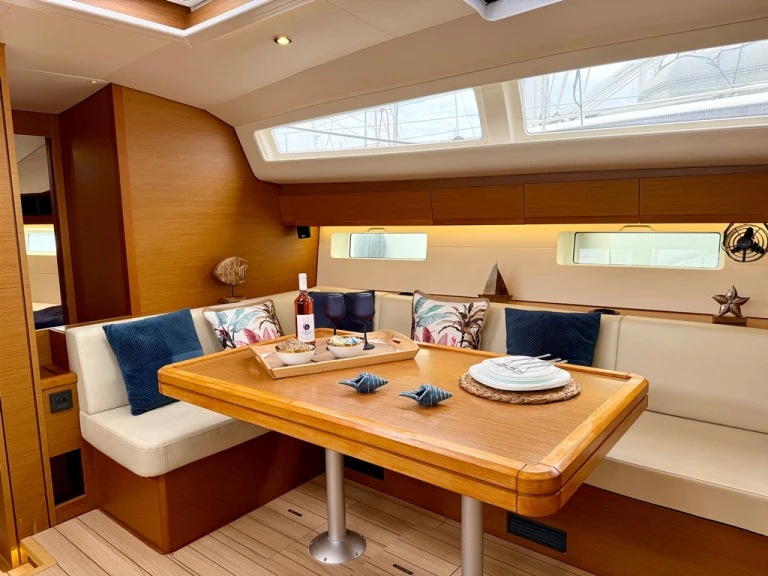 Alquiler de Velero, con o sin patrón Jeanneau Piso Livadi