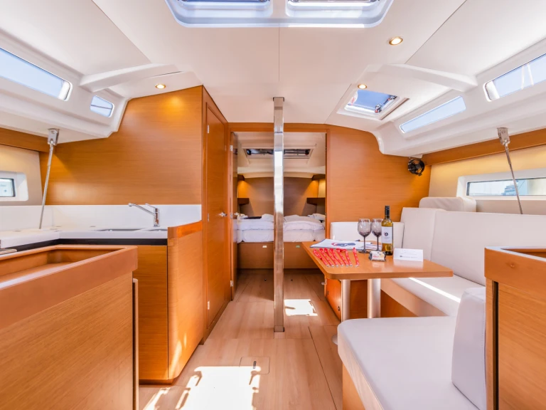 Alquiler de embarcaciones Jeanneau Sun Odyssey 440 enLávrio en Samboat