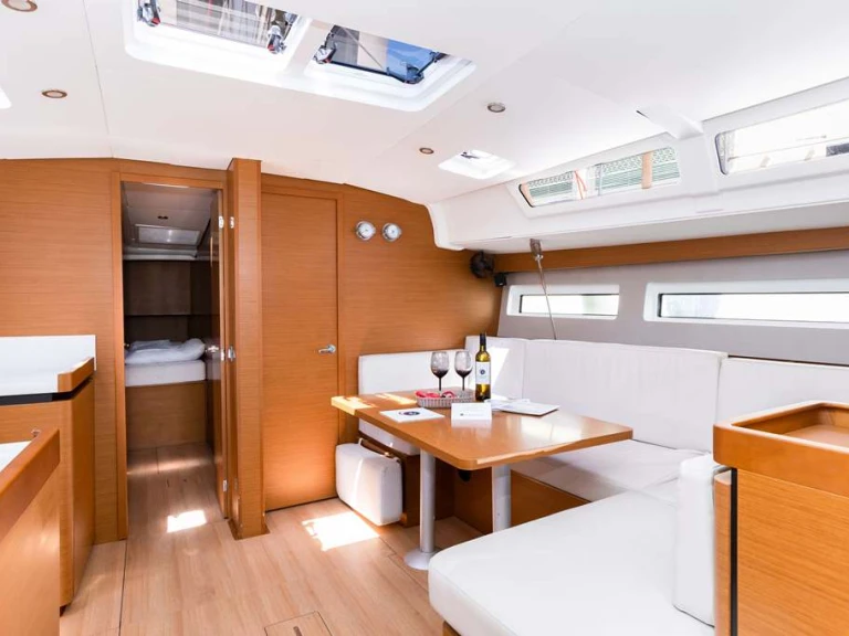Jeanneau Sun Odyssey 490 de alquiler a Néa Péramos