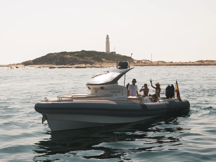 Alquiler Neumática en Puerto De Barbate - Pirelli PZero 1100 Cabin