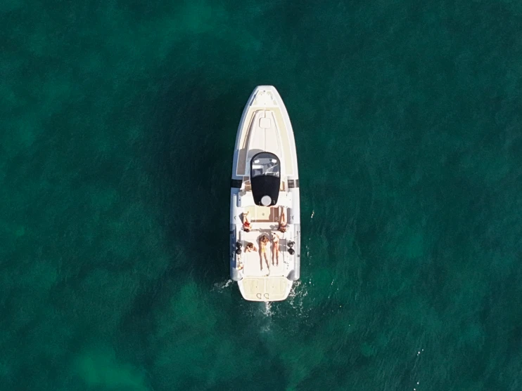 Alquiler de embarcaciones Pirelli PZero 1100 Cabin enPuerto De Barbate en Samboat